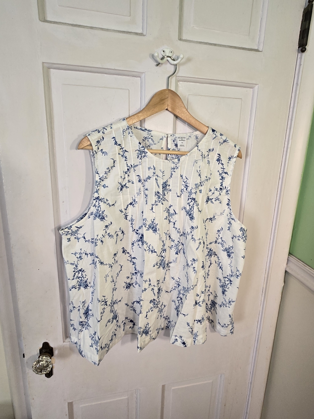 Melrose and Market Cream Sleeveless Top with Blue Floral Print Size XXL